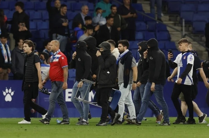 D&agrave;n sao Barca chạy t&aacute;n loạn v&igrave; bị CĐV k&igrave;nh địch truy đuổi - Ảnh 2