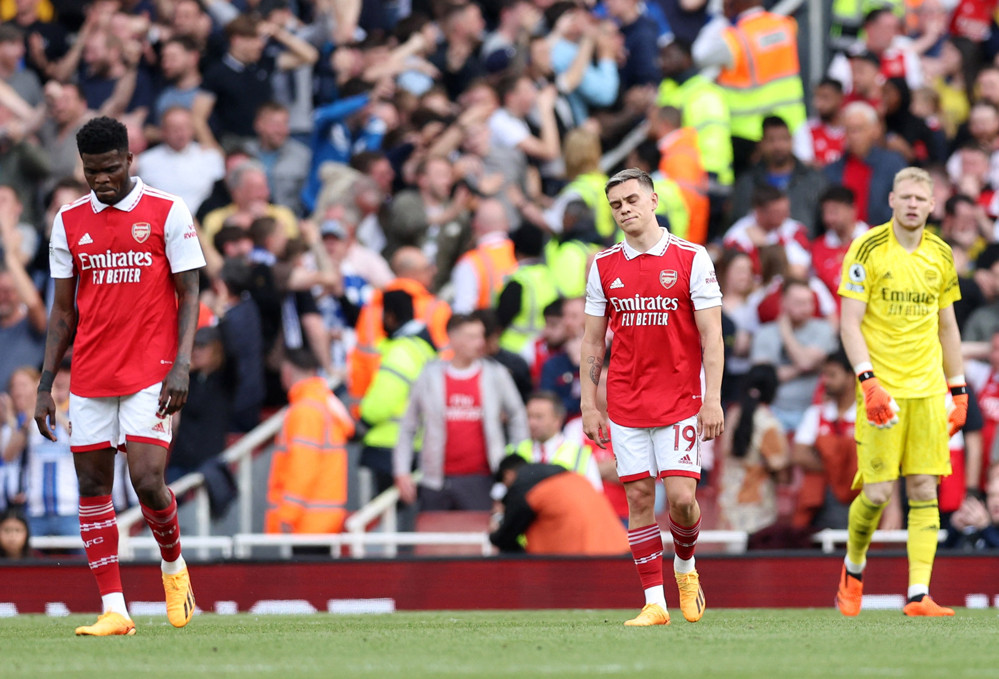 HLV Arteta xin lỗi CĐV, tin Ph&aacute;o thủ vẫn c&ograve;n khả năng v&ocirc; địch - Ảnh 1