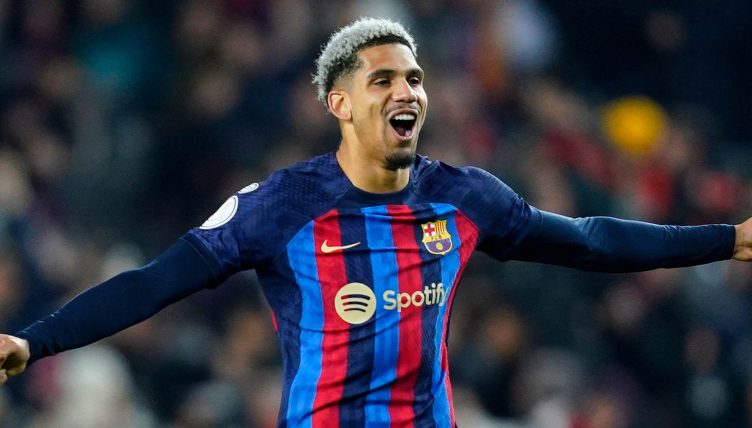 Ten Hag gật đầu, Man United &ldquo;đột k&iacute;ch&rdquo; bộ đ&ocirc;i trụ cột của Barca - Ảnh 2