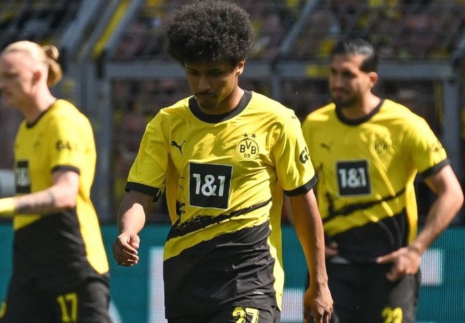 Cầm v&agrave;ng lại để v&agrave;ng rơi, Dortmund cay đắng nh&igrave;n Bayern l&ecirc;n ng&ocirc;i v&ocirc; địch - Ảnh 2