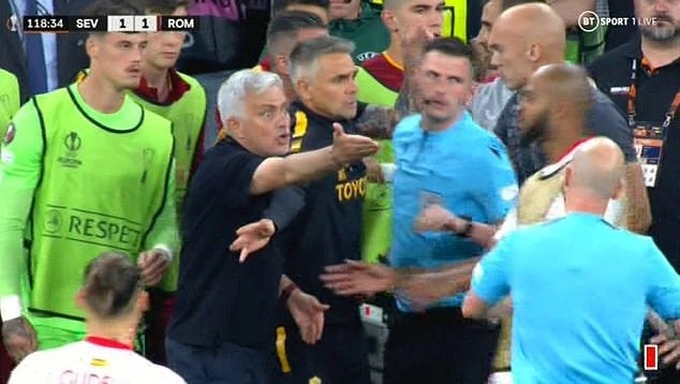 Roma thua chung kết, Mourinho nhục mạ trọng t&agrave;i ở b&atilde;i đỗ xe - Ảnh 1