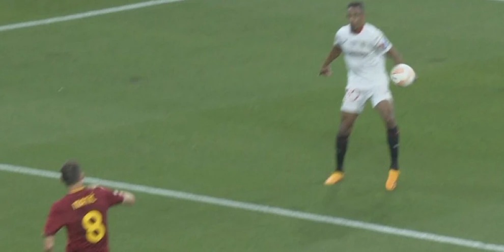 Roma thua chung kết, Mourinho nhục mạ trọng t&agrave;i ở b&atilde;i đỗ xe - Ảnh 2