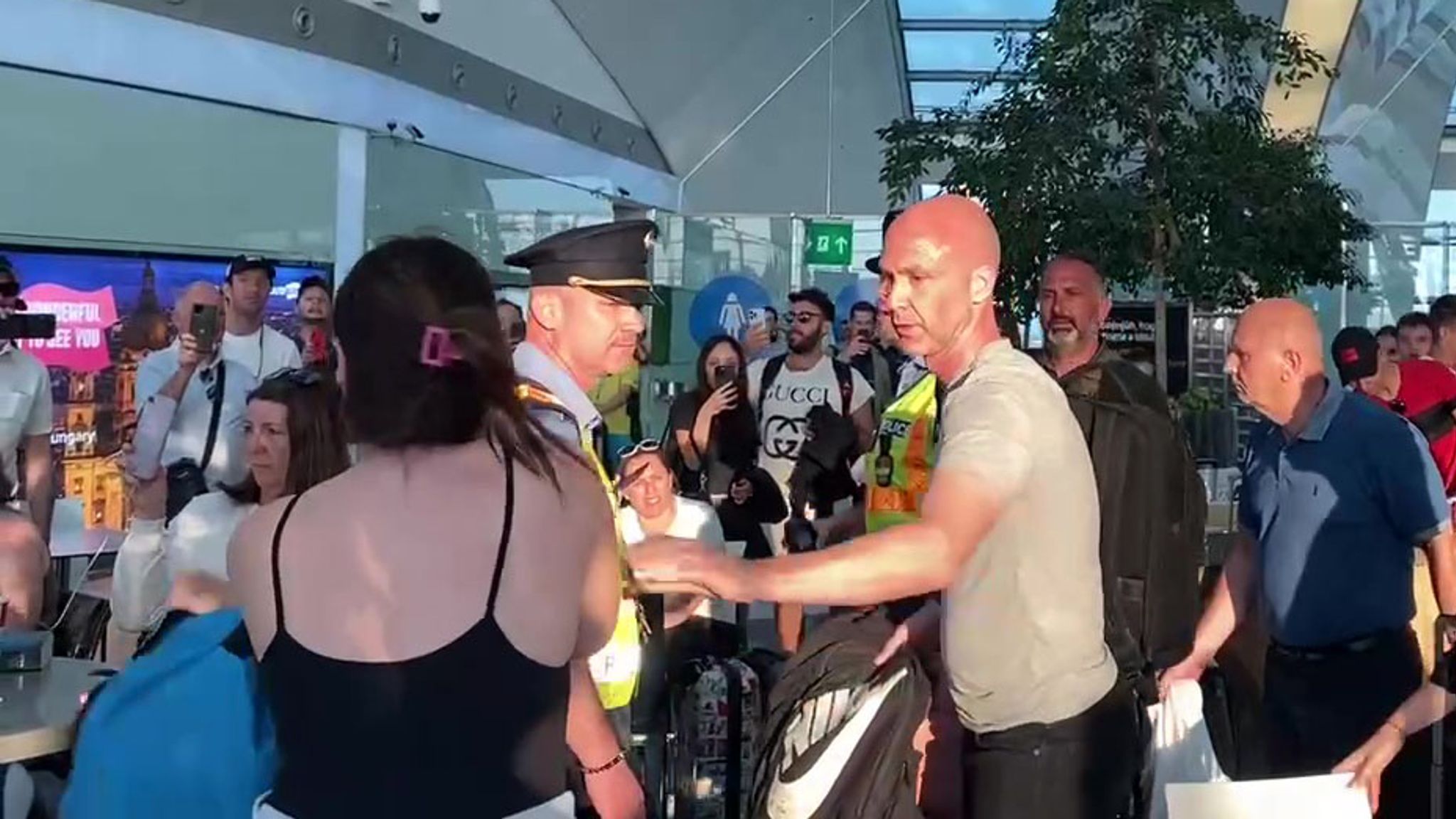 UEFA c&acirc;n nhắc đ&igrave;nh chỉ trọng t&agrave;i Anthony Taylor - Ảnh 2