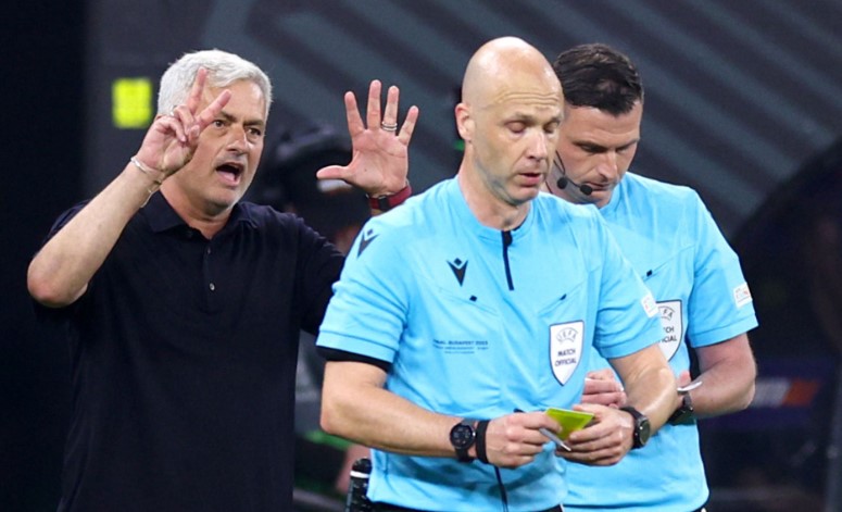 Mourinho ch&iacute;nh thức l&atilde;nh &aacute;n phạt v&igrave; c&ocirc;ng k&iacute;ch trọng t&agrave;i - Ảnh 1