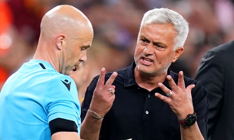 Mourinho ch&iacute;nh thức l&atilde;nh &aacute;n phạt v&igrave; c&ocirc;ng k&iacute;ch trọng t&agrave;i - Ảnh 2