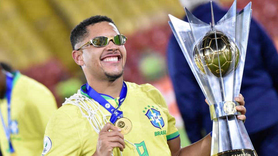 Barca ch&iacute;nh thức chi&ecirc;u mộ th&agrave;nh c&ocirc;ng 