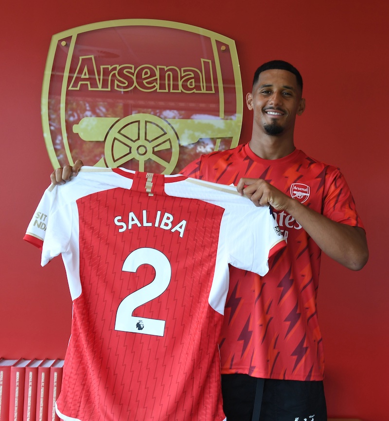 William Saliba ch&iacute;nh thức được trao số &aacute;o trong mơ tại Arsenal - Ảnh 1