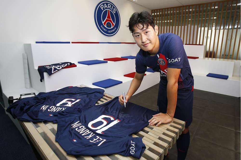 PSG ch&iacute;nh thức k&yacute; hợp đồng với si&ecirc;u sao b&oacute;ng đ&aacute; ch&acirc;u &Aacute; - Ảnh 2