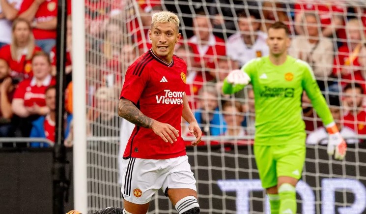 Si&ecirc;u đội h&igrave;nh gi&uacute;p Man United 