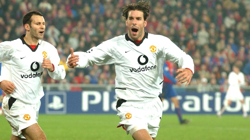 Top 5 ch&acirc;n s&uacute;t vĩ đại nhất của Man United ở Champions League - Ảnh 5