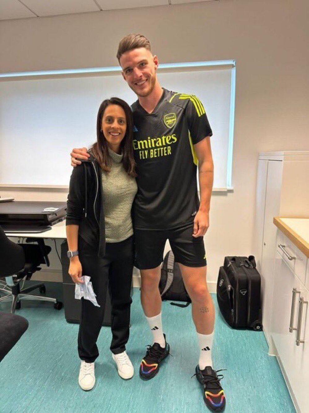 Xuất hiện h&igrave;nh ảnh đầu ti&ecirc;n của Declan Rice trong m&agrave;u &aacute;o Arsenal - Ảnh 2