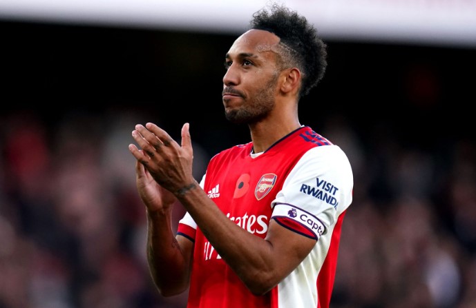 Top 4 ng&ocirc;i sao từng bị tước băng đội trưởng giống như Maguire - Ảnh 2