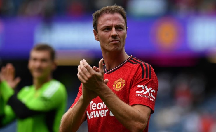 Ten Hag đ&iacute;ch th&acirc;n h&eacute; lộ l&yacute; do &ocirc;ng k&yacute; hợp đồng với Jonny Evans - Ảnh 2