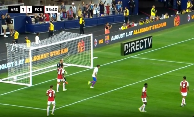 Ramsdale nổi giận, qu&aacute;t thẳng mặt đồng đội trong trận đấu với Barca - Ảnh 1