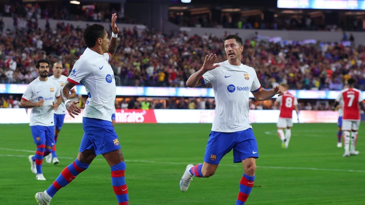 Ramsdale nổi giận, qu&aacute;t thẳng mặt đồng đội trong trận đấu với Barca - Ảnh 2