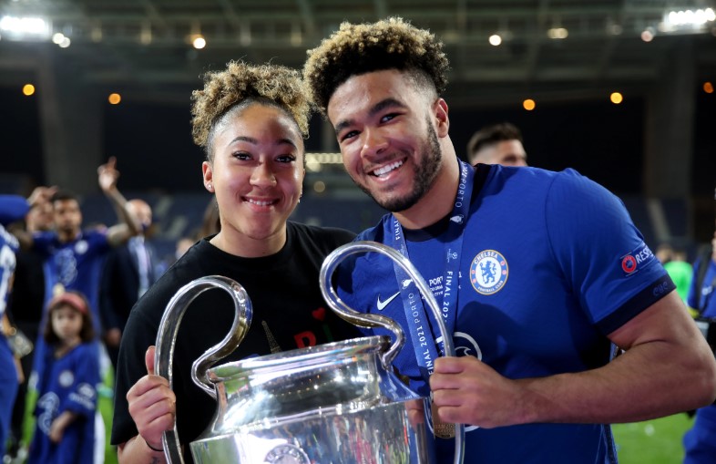 Em g&aacute;i Reece James lập 