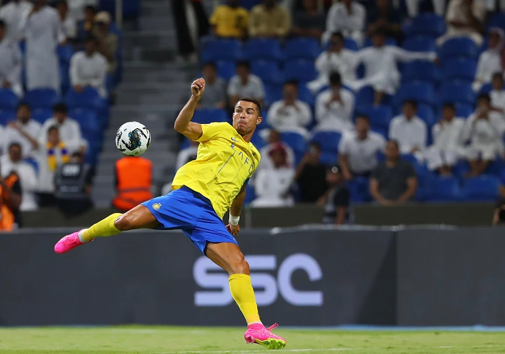 Ronaldo lại hờn dỗi, h&agrave;nh động qu&aacute; kh&iacute;ch với ph&oacute;ng vi&ecirc;n - Ảnh 1