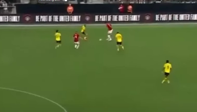 Onana qu&aacute;t thẳng mặt Maguire v&igrave; sai lầm ngớ ngẩn trước Dortmund - Ảnh 1