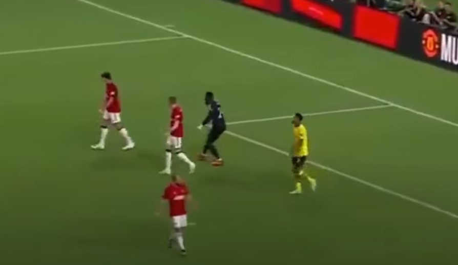 Onana qu&aacute;t thẳng mặt Maguire v&igrave; sai lầm ngớ ngẩn trước Dortmund - Ảnh 2