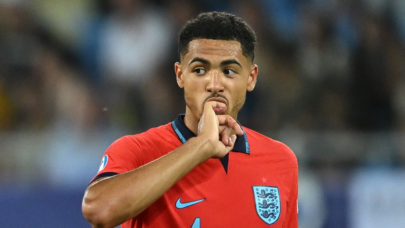 N&acirc;ng lương gấp 7 lần, Chelsea quyết giữ 