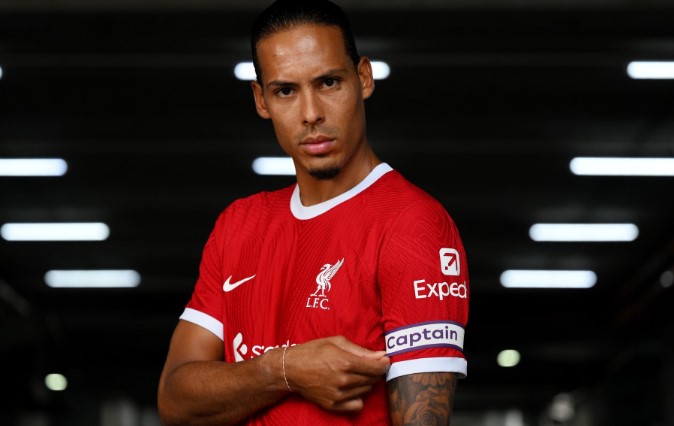 Van Dijk bắt đầu sa s&uacute;t, Liverpool bạo chi đ&oacute;n trung vệ Barca - Ảnh 1