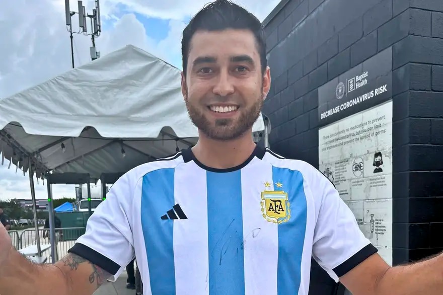 Nh&acirc;n vi&ecirc;n của s&acirc;n vận động bị đuổi việc v&igrave; mải 