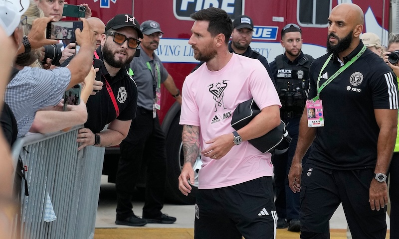 Nh&acirc;n vi&ecirc;n của s&acirc;n vận động bị đuổi việc v&igrave; mải 