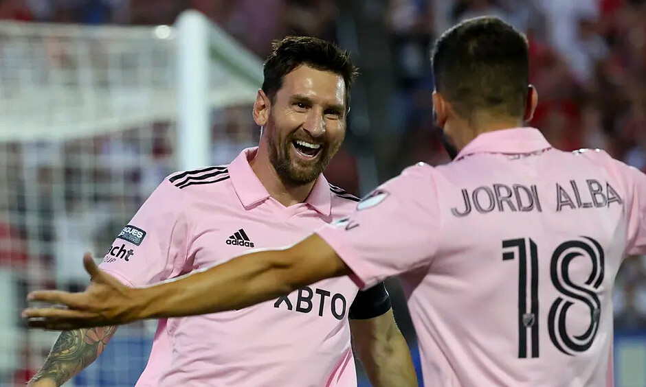 Messi rực s&aacute;ng với si&ecirc;u phẩm, đưa Miami v&agrave;o tứ kết League Cup - Ảnh 1