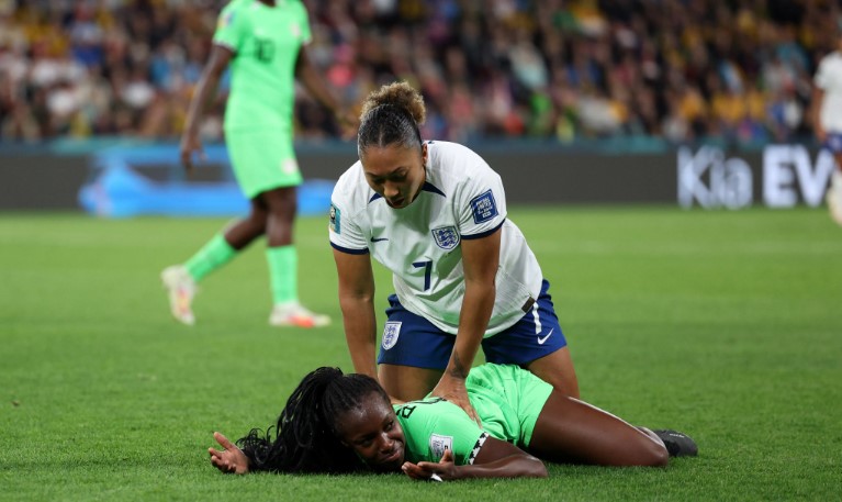 Em g&aacute;i Reece James khiến CĐV nổi giận v&igrave; h&agrave;nh động 