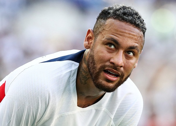 Hot! Cầu thủ bị b&oacute;ng đ&aacute; 