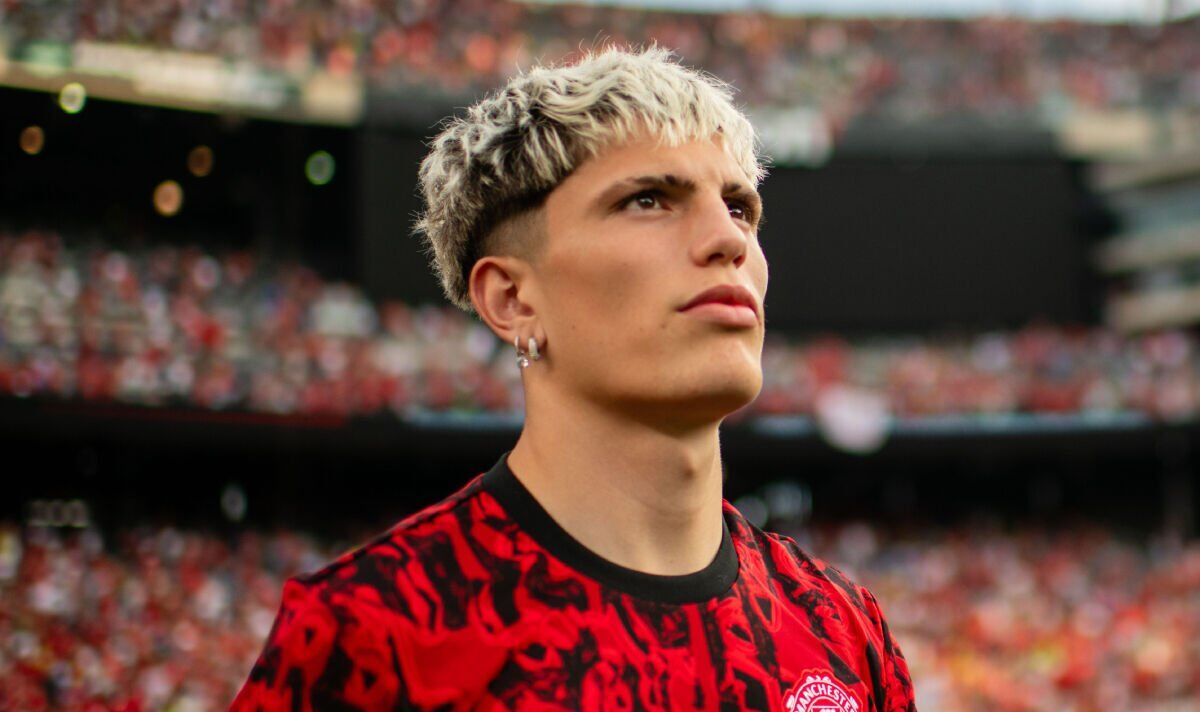 &Aacute;o đấu của b&aacute;u vật c&aacute;nh tr&aacute;i bất ngờ 