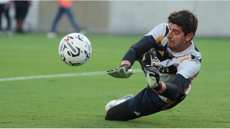 Courtois nghỉ hết m&ugrave;a, Ancelotti chốt phương &aacute;n thay thủ m&ocirc;n - Ảnh 1