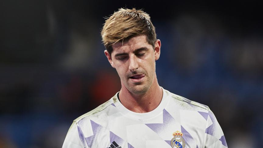 Courtois nghỉ hết m&ugrave;a, Real vội v&atilde; ch&egrave;o k&eacute;o huyền thoại M.U - Ảnh 1