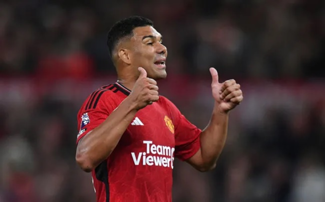 Neville ch&ecirc; tr&aacute;ch Casemiro, n&oacute;i r&otilde; c&aacute;i t&ecirc;n M.U cần chi&ecirc;u mộ - Ảnh 1