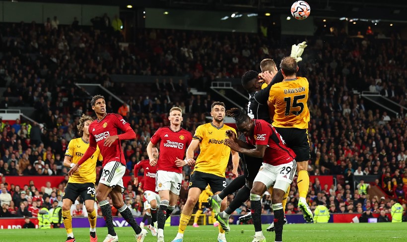 Trọng t&agrave;i l&ecirc;n tiếng xin lỗi v&igrave; kh&ocirc;ng thổi phạt đền Man United - Ảnh 1