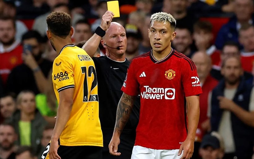 Trụ cột h&agrave;ng thủ b&aacute;o tin dữ khiến HLV Ten Hag 