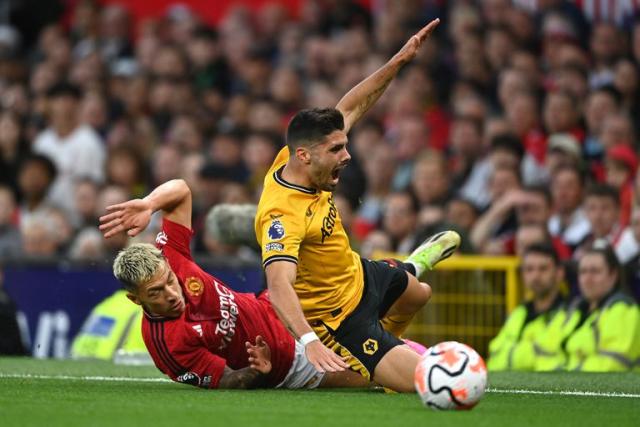 Trụ cột h&agrave;ng thủ b&aacute;o tin dữ khiến HLV Ten Hag 