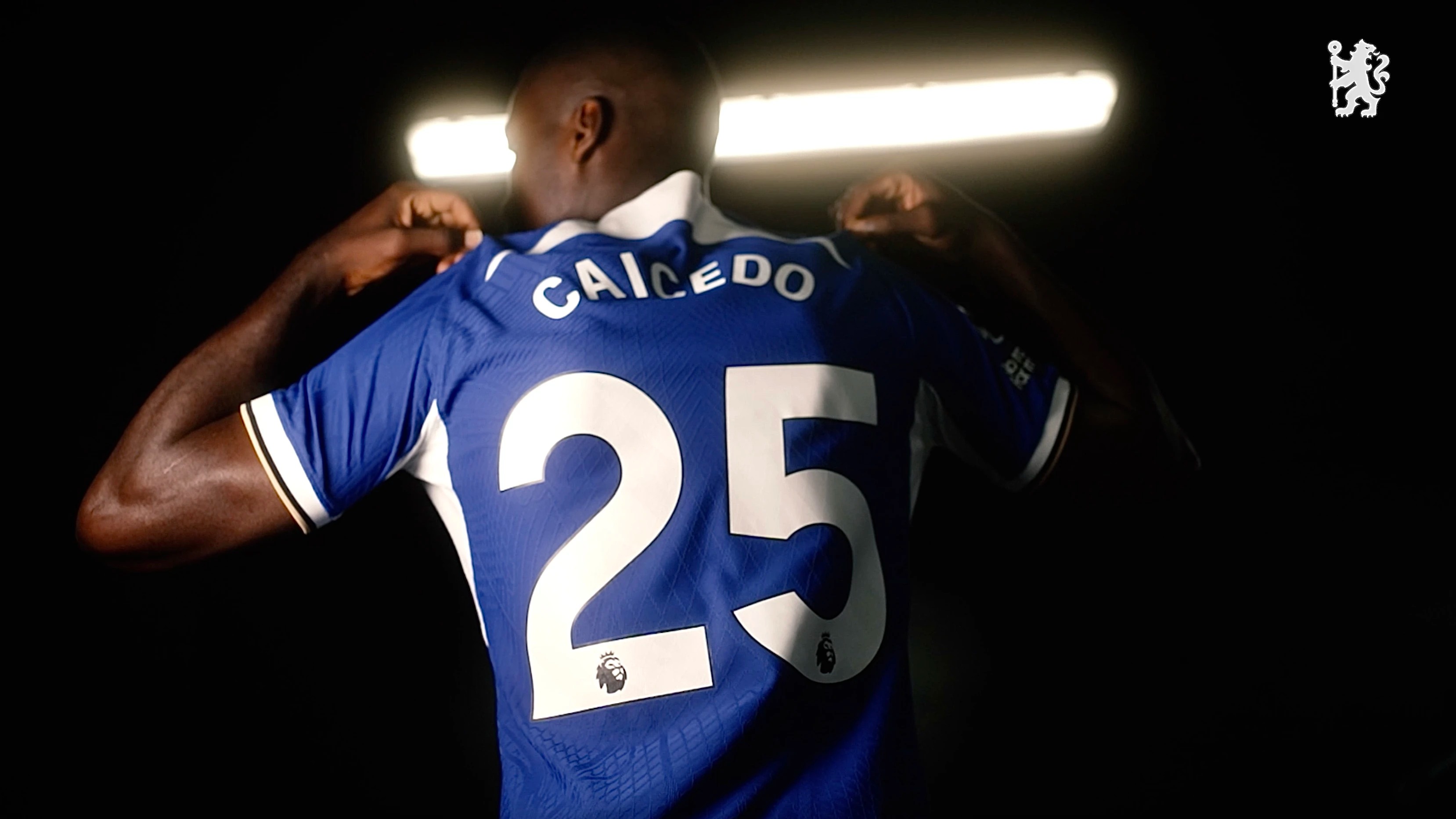 Caicedo nhận chiếc &aacute;o bị 