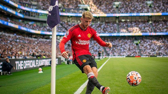 &ldquo;Mất h&uacute;t&rdquo; tr&ecirc;n s&acirc;n, sao M.U l&agrave;m CĐV phẫn nộ khi cười đ&ugrave;a với đối thủ - Ảnh 1