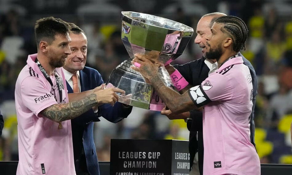 Messi c&oacute; h&agrave;nh động đặc biệt khi trao c&uacute;p khiến CĐV th&aacute;n phục - Ảnh 1