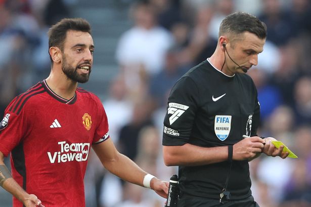 Mỉa mai trọng t&agrave;i, trụ cột Quỷ Đỏ bị cấm thi đấu với Arsenal? - Ảnh 2