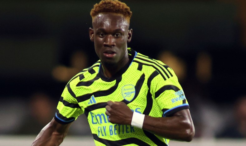 Tr&oacute;t mua qu&aacute; nhiều, Arsenal gấp r&uacute;t 