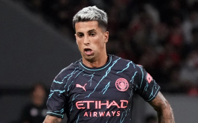 Xavi v&agrave; BLĐ Barca rạn nứt nghi&ecirc;m trọng v&igrave; &ldquo;số 7 người Bồ&rdquo; - Ảnh 1