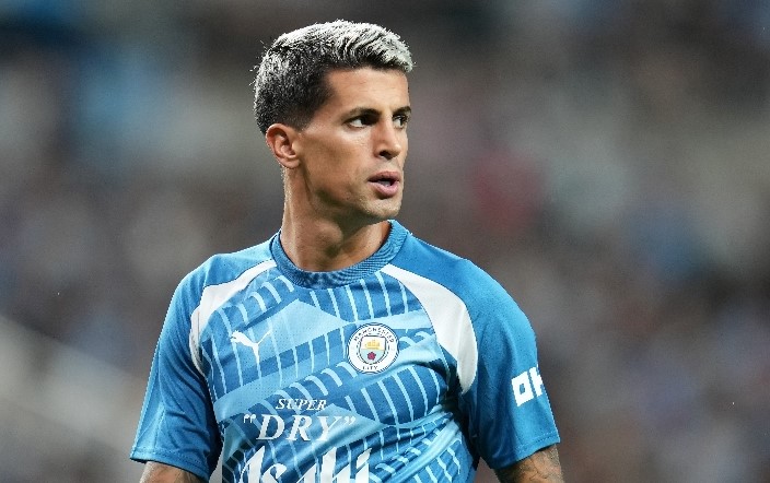 Xavi v&agrave; BLĐ Barca rạn nứt nghi&ecirc;m trọng v&igrave; &ldquo;số 7 người Bồ&rdquo; - Ảnh 2