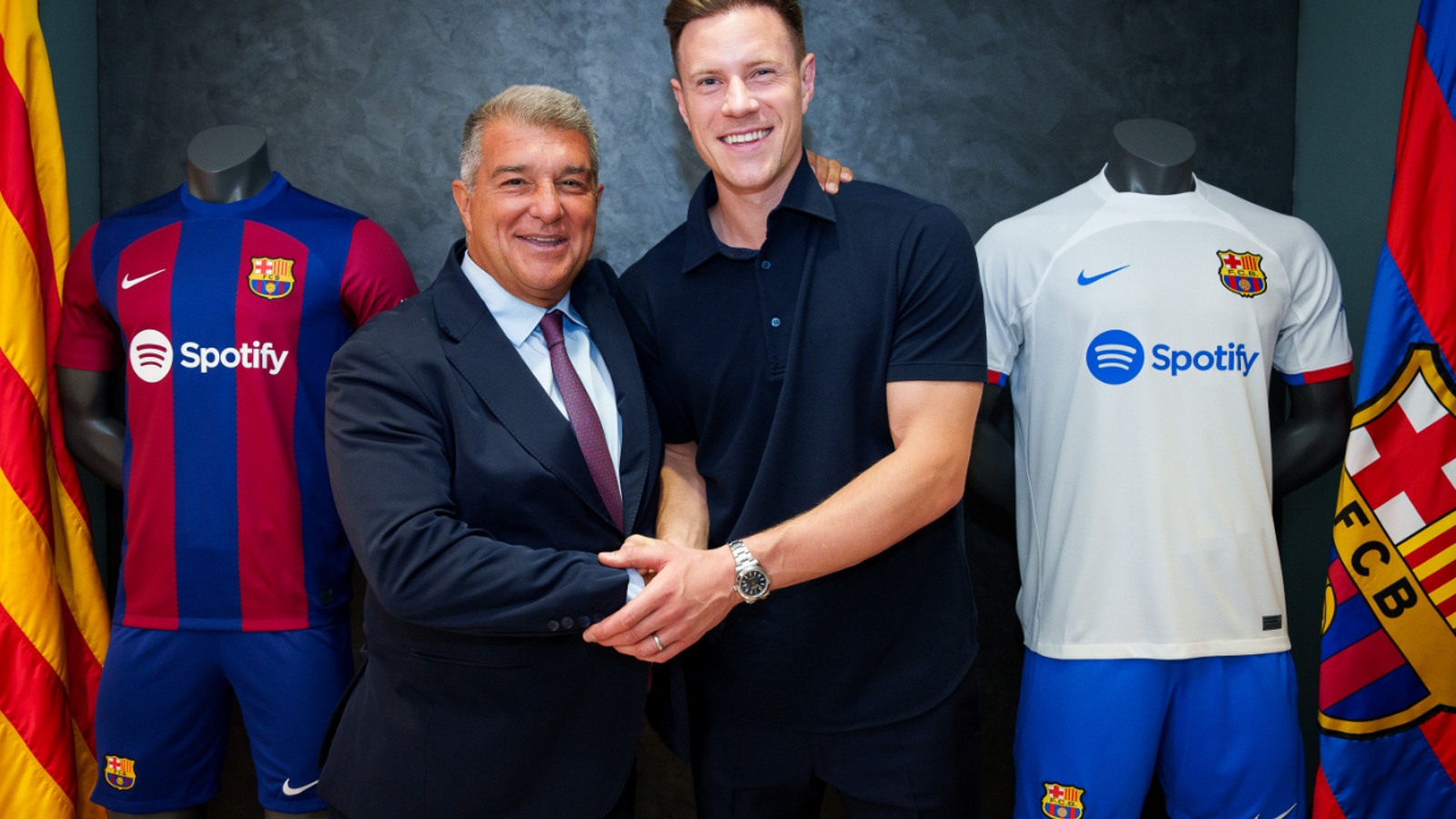 Ch&iacute;nh thức! Barca c&ocirc;ng bố hợp đồng mới, điều khoản 500 củ - Ảnh 1