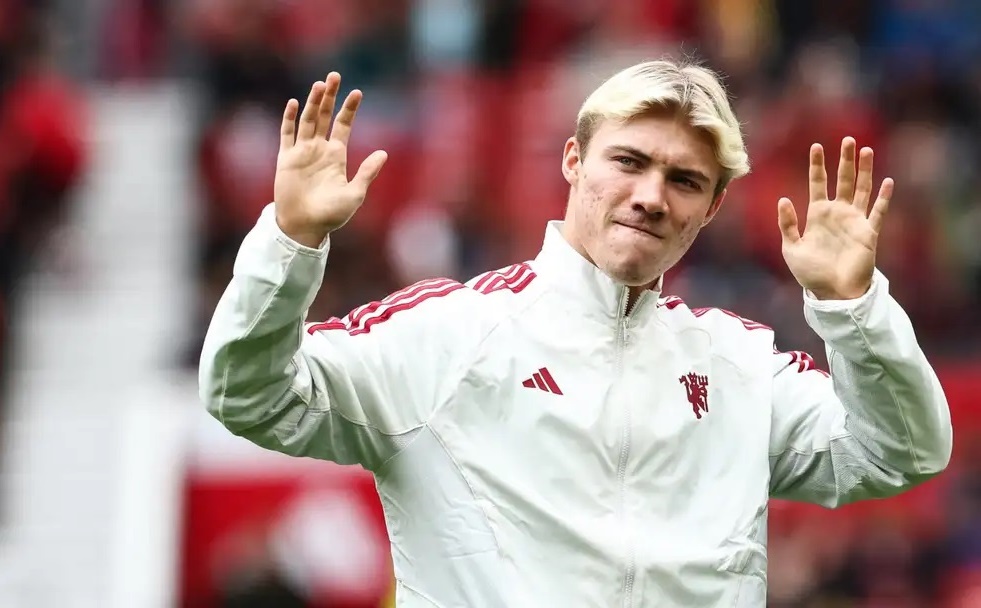 Ten Hag l&ecirc;n tiếng, M.U đ&oacute;n 