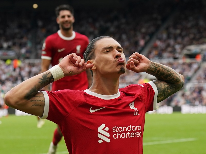 Ngược d&ograve;ng đi&ecirc;n rồ, Liverpool thắng Newcastle với 10 người tr&ecirc;n s&acirc;n - Ảnh 2