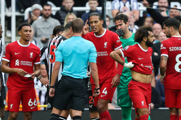 Toang! Trụ cột Liverpool bị phạt nặng v&igrave; 