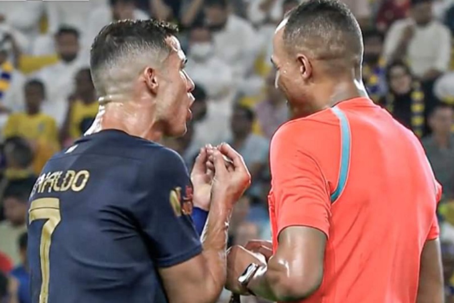 Ronaldo nổi đi&ecirc;n ngay tr&ecirc;n s&acirc;n, qu&aacute;t thẳng mặt trọng t&agrave;i - Ảnh 1