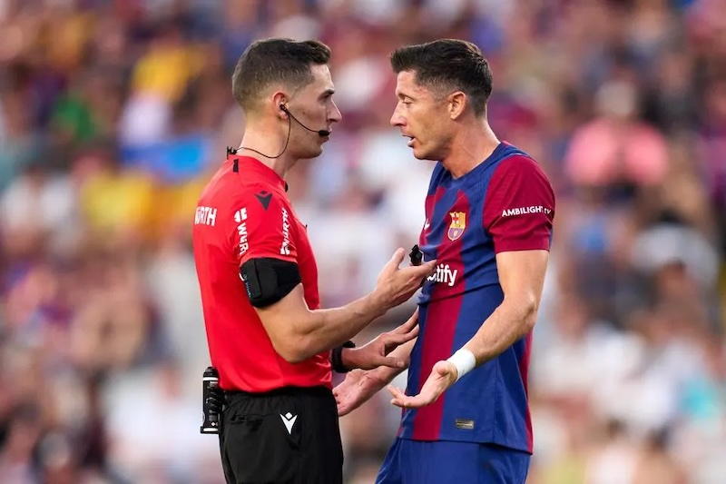 Hết ch&ecirc; Xavi, trụ cột Barca lại 'đ&aacute; đểu' La Liga tầm thường - Ảnh 3